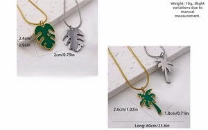 Détail du collier en acier doré 18K avec pendentifs palmier et feuille émaillés
