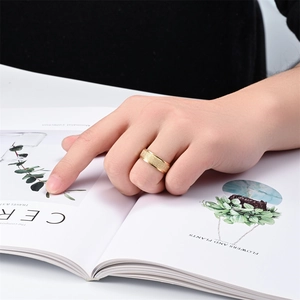 Herren 8mm mattierter Titanstahl Ring minimalistische Detailaufnahme mit Struktur