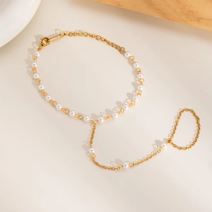 Bracelet bague minimaliste doré avec perles blanches et anneau intégré pour femmes chic