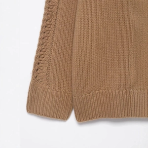 Maglione marrone a trecce da donna con collo alto e polsini a costine elasticizzati