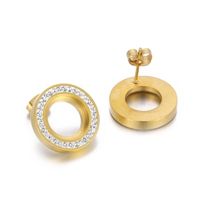 Détail de boucles d'oreilles rondes dorées avec strass clairs sur un fond blanc neutre