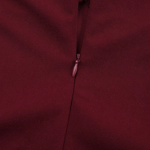 Gros plan de la robe rouge vin montrant la fermeture éclair invisible assortie et nette