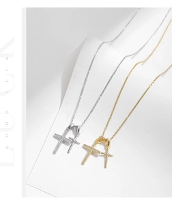 Vue détaillée des pendentifs double croix en argent s925 avec zircons scintillants