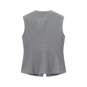Vue arrière d'un ensemble haut à chevrons gris et pantalon pour femmes