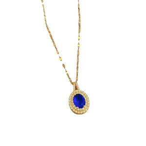 Collier en acier titane doré avec pierre bleue en goutte et halo de zircons étincelants