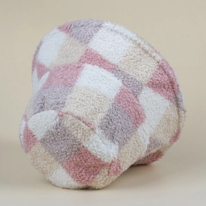 Gros plan détaillé du bob en peluche à carreaux rose et beige avec texture douce et chaude