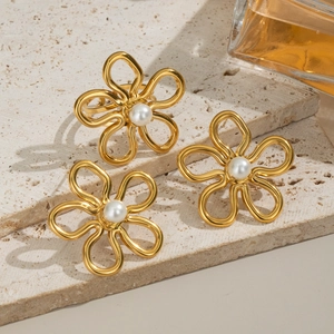 Bagues fleurs élégantes en acier doré 18K avec perles sur socle en pierre beige