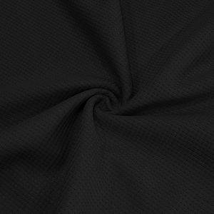 Vista de detalle de la textura de gofre negra en tela de polo para hombres