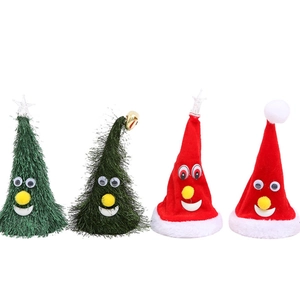 Cappelli di Natale elettrici animati e alberi giocattolo con facce buffe su bianco