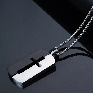 Pendentif croix bicolore noir et argent en acier inoxydable avec design ajouré élégant