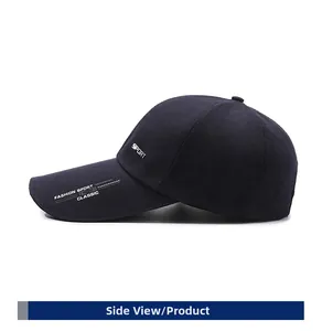 Vue latérale détaillée d'une casquette de sport bleu marine avec longue visière et logo