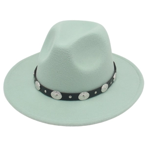 Détail du chapeau fedora en feutre vert menthe avec bandeau en cuir et rivets argentés