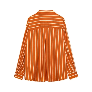 Vue arrière d'une chemise décontractée à manches longues rayée orange et blanc