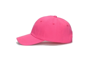 Vue latérale détaillée d'une casquette de baseball rose en coton avec broderie