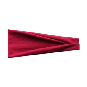Gros plan détaillé de la texture du bandeau de yoga élastique rouge sur fond blanc