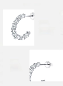 Détail macro du poinçon argent S925 et boucle d'oreille C en moissanite D VVS1
