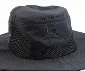 Détail d'un chapeau boonie noir avec maille respirante et logo brodé pour l'extérieur
