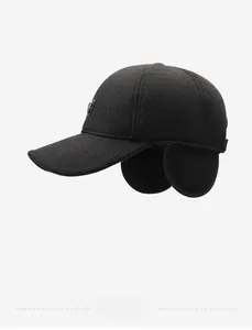 Détail d'une casquette de baseball d'hiver en laine épaisse avec protège-oreilles