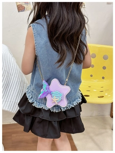 Vue arrière d'un enfant portant le sac à bandoulière en forme d'étoile violette à paillettes