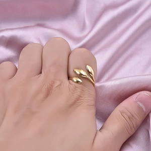 Vintage Ring aus 304 Edelstahl in Gold mit drei Blättern auf rosa Seide