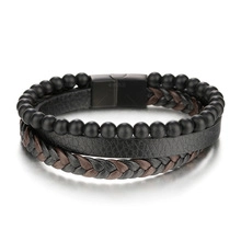 Détail du bracelet multi-rangs en cuir tressé avec perles œil de tigre et fermoir