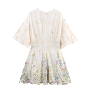 Robe courte blanc cassé avec manches cloche et broderies florales sur tissu résille