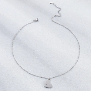 Collier avec pendentif cœur en acier poli et petit cristal sur soie grise élégante