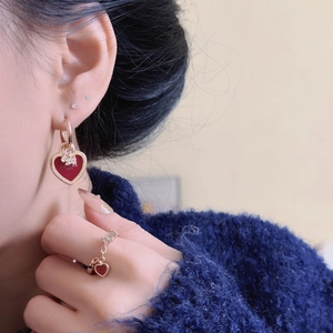 Parure boucles d'oreilles et bague cœur en émail rouge avec finition dorée et zircon