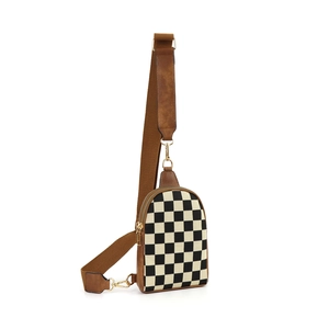 Détail du sac bandoulière à damier avec finitions en similicuir marron et zips dorés