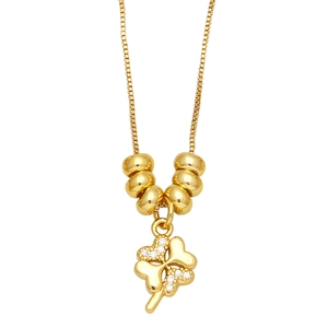Collana minimalista in oro con ciondolo a quadrifoglio e intarsio di zirconi