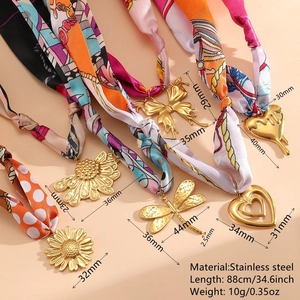 Collana in acciaio inossidabile placcato oro 18K con ciondoli cuore e foulard in seta