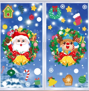 Detail von Weihnachts-Fensterbildern mit Weihnachtsmann und Rentier-Kränzen sowie Schnee