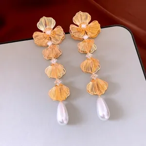 Orecchini a fiore placcati in oro di lusso con zirconi lucidi e nappe di perle eleganti