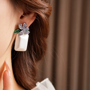 Boucles d'oreilles vintage avec fleur en cristal et perle carrée sur modèle