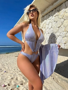 Maillot de bain licou découpé lavande métallique avec châle assorti sur plage ensoleillée