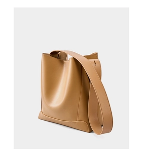 Detail der hellbraunen Leder-Beuteltasche mit breitem Gurt und minimalistischer Matt-Textur