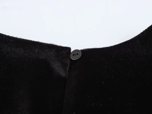 Primer plano del cuello del vestido de noche de terciopelo con cierre de botón trasero