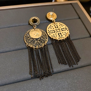 Détails de boucles d'oreilles vintage avec pièces d'or, glands noirs et pierres noires