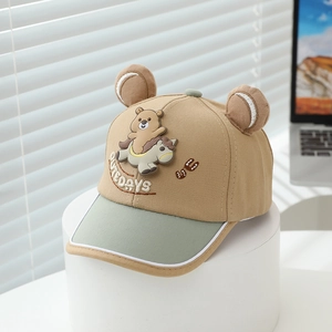 Détail d'une casquette enfant kaki et verte avec oreilles d'ours 3D et broderie mignonne