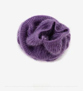 Dettaglio della morbida fodera in pelliccia sintetica viola e della trama a maglia del cappello