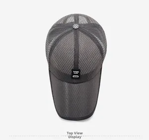 Draufsicht auf die dunkelgraue, atmungsaktive Mesh-Basecap mit Logo-Aufnäher