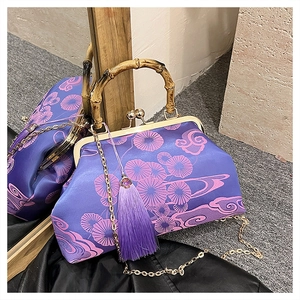 Detail der lila Seidentasche mit Stickerei, Bambusgriff und Quaste im China-Stil