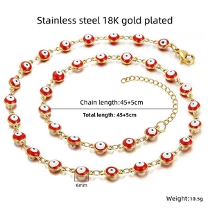 Dettaglio perline Evil Eye rosse da 6 mm su collana in acciaio inossidabile placcata oro 18K