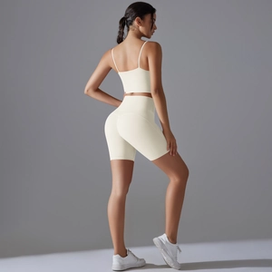 Dettaglio dei pantaloncini yoga a vita alta e reggiseno sportivo con vestibilità compressiva