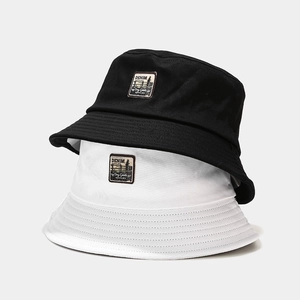 Chapeaux bob rétro en noir et blanc avec écusson vintage et texture en toile de coton