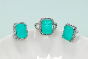 Elegant emerald jewelry set with rectangle cut ring and earrings in silver finish