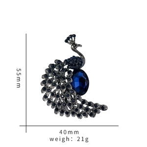 Vue détaillée d'une broche paon en cristaux bleus, mesurant 55mm par 40mm et pesant 21g