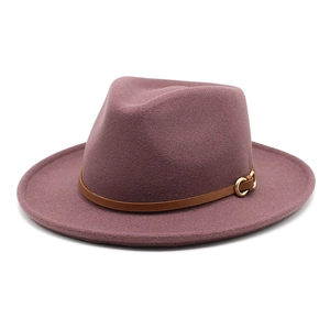 Chapeau fedora en laine rose avec bord large et ceinture en cuir marron à boucle d'or