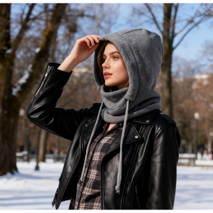 Gros plan d'une cagoule grise coupe-vent en polaire avec cordons pour l'hiver