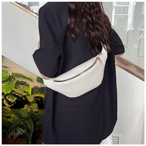 Vue détaillée du sac de poitrine blanc motif crocodile avec fermeture éclair dorée